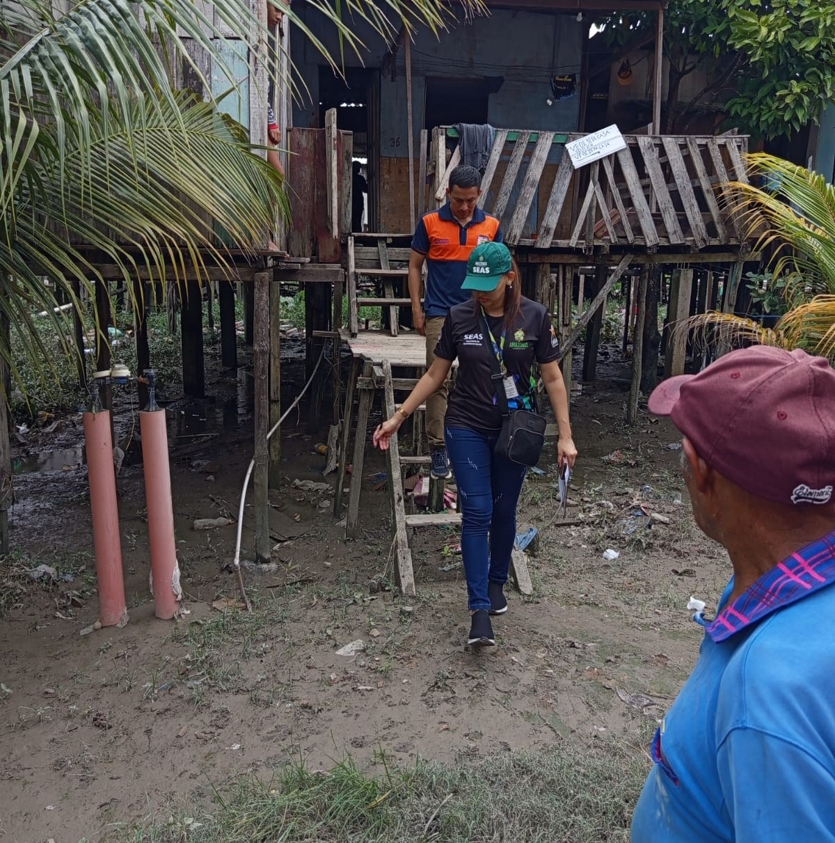 Governo presta atendimento social às famílias atingidas pela forte chuva em Manaus