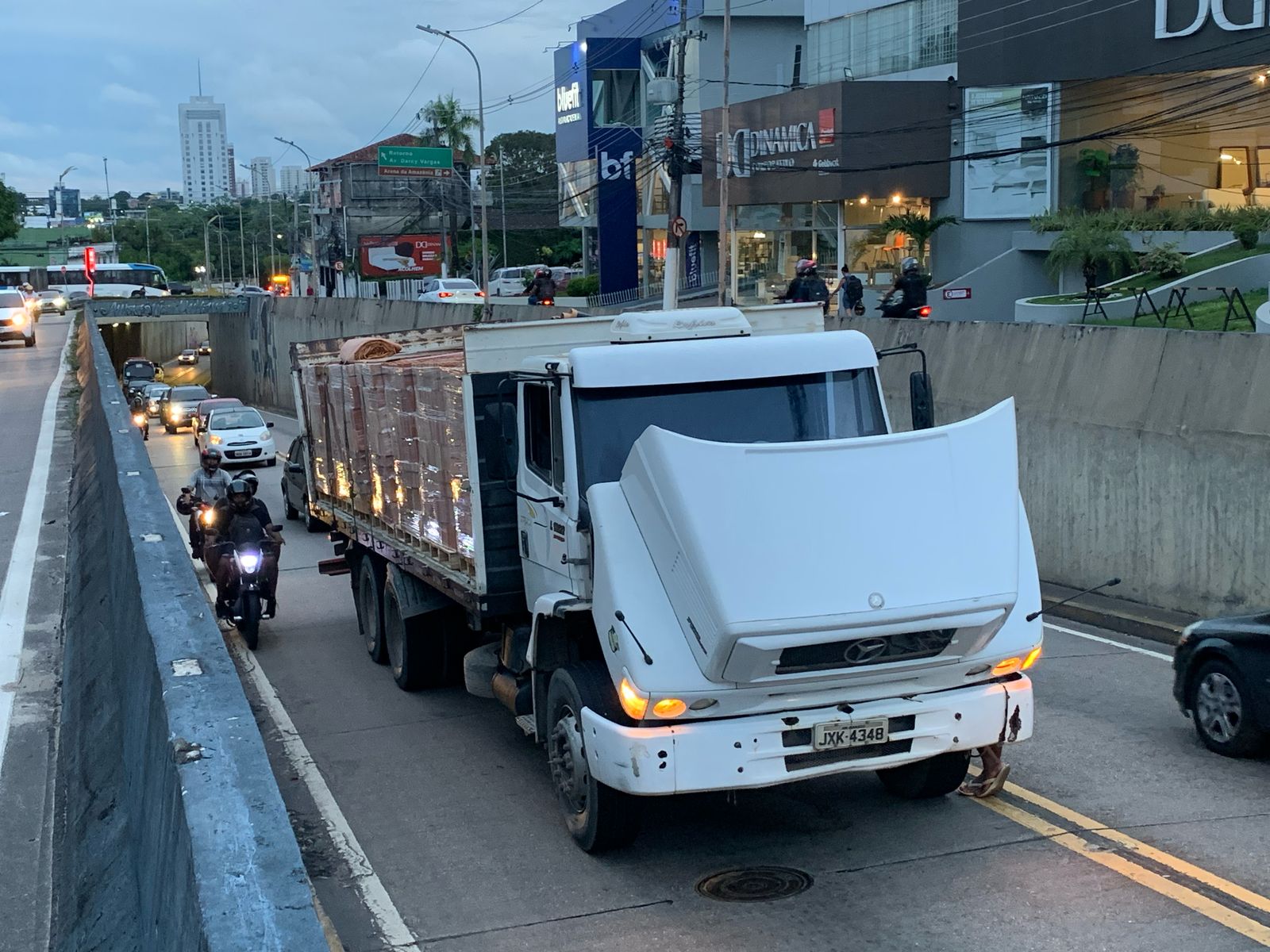 Carreta em pane mecânica causa congestionamento no viaduto da avenida Darcy Vargas; vídeo