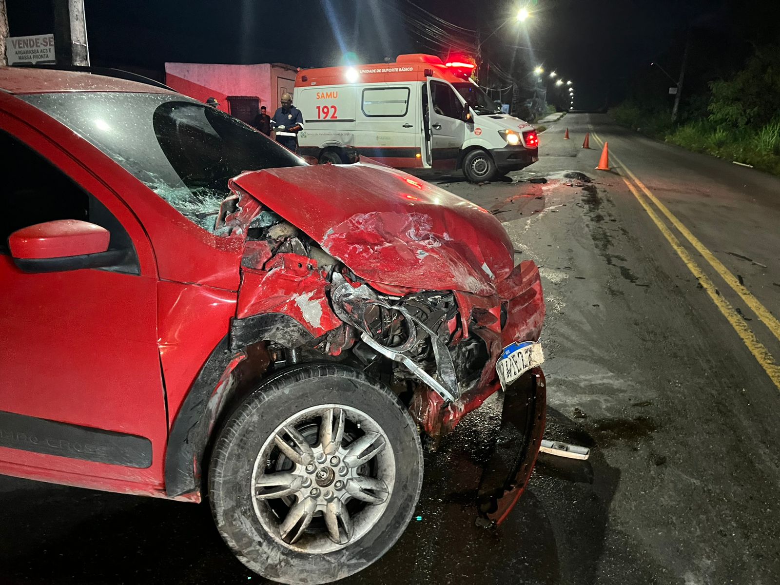 Motorista fica ferido após bater em ambulância do Samu no Colônia Antônio Aleixo