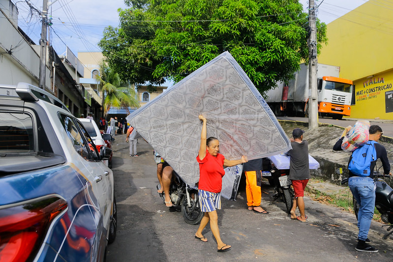 Mais de 200 famílias recebem atendimento socioassistencial após chuva em Manaus