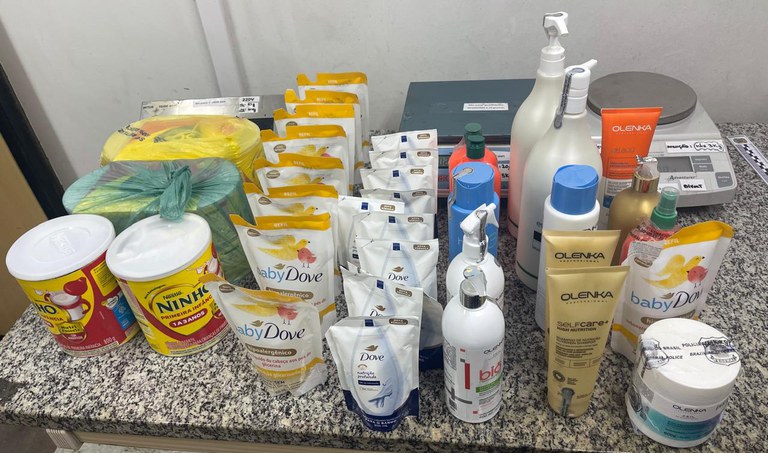 Passageira é presa com cocaína diluída em produtos de beleza em aeroporto de Porto Alegre