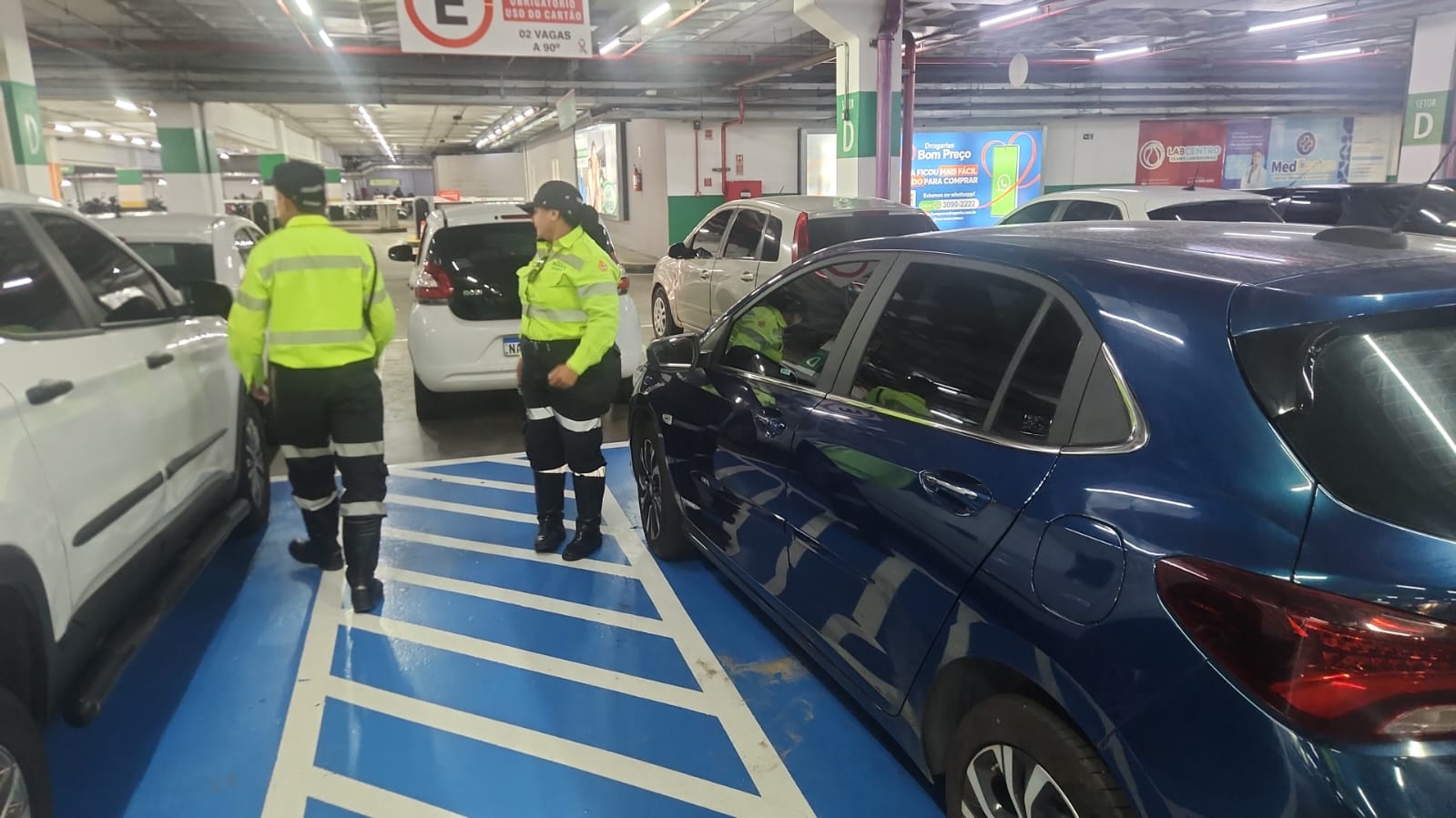 Motoristas são autuados por uso irregular de vagas especiais em supermercados de Manaus