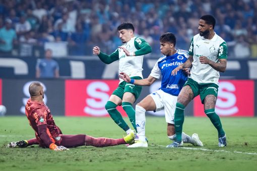 Cruzeiro vence Palmeiras em 4 minutos e garante vice-liderança do Brasileirão