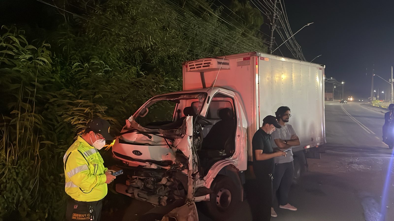 Motorista fica preso às ferragens em acidente entre dois caminhões no Distrito Industrial