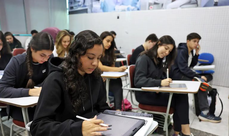 Aviso de isenção da taxa de inscrição é enviado a 900 mil estudantes inscritos no Enem
