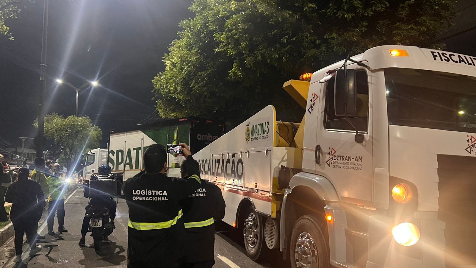 Carreta com carga de cerveja perde controle e atrapalha trânsito no Dom Pedro