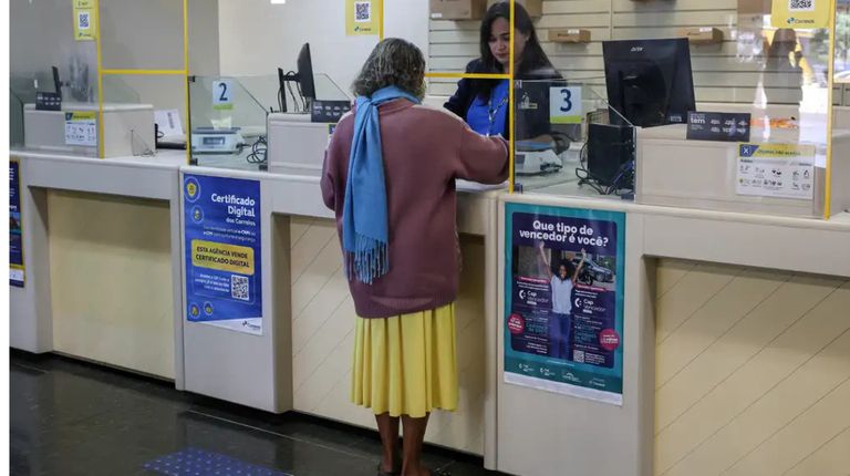 Correios atendem mais de 900 mil aposentados para contestar descontos do INSS