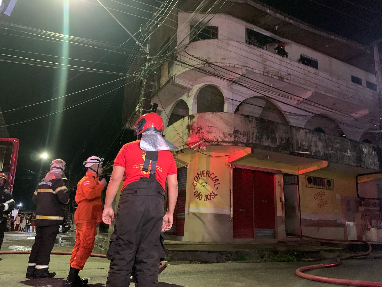 Apartamentos pegam fogo em prédio no Nova Esperança