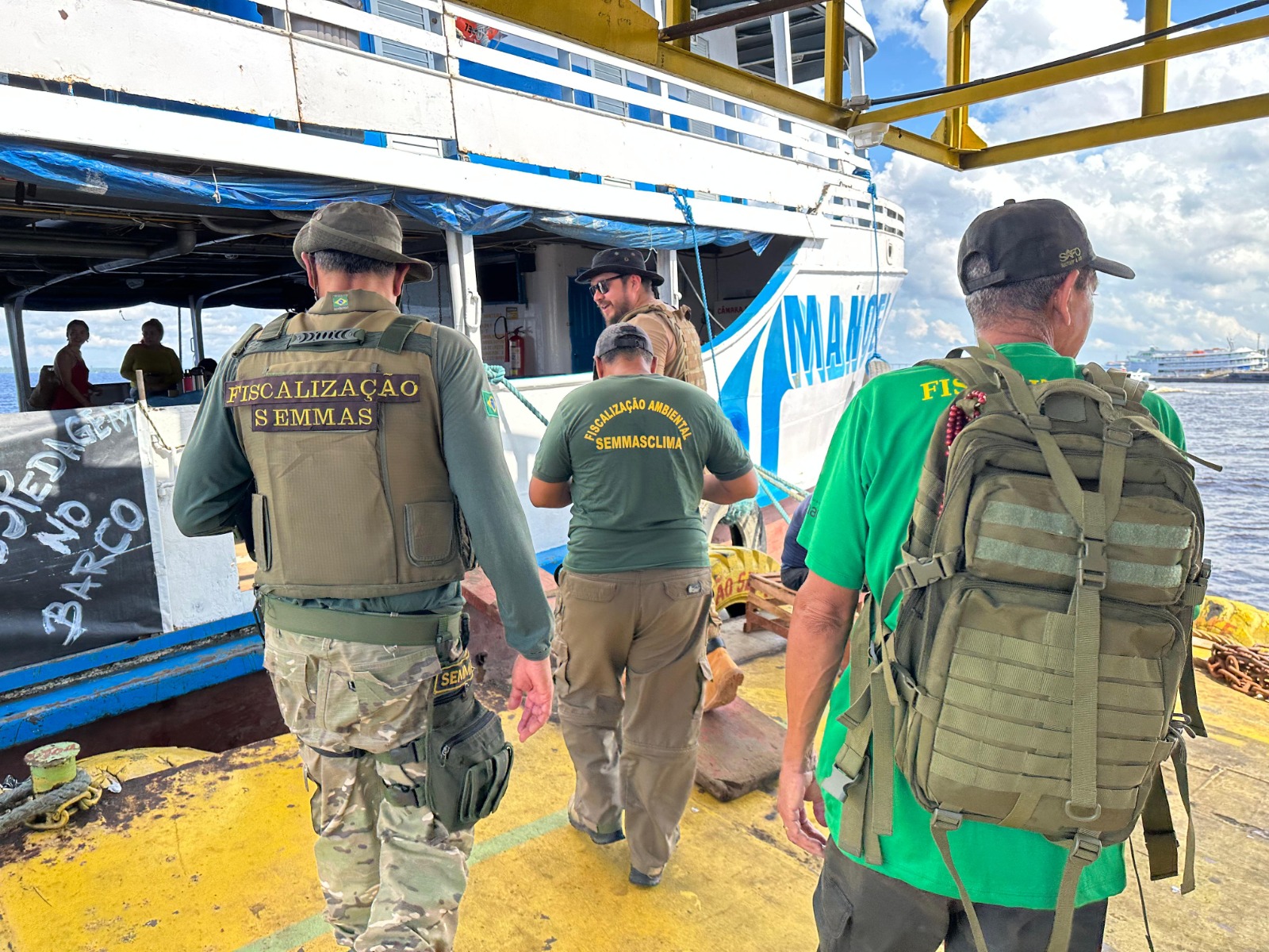 Passageiros a caminho de Parintins são orientados sobre descarte de lixo em rios