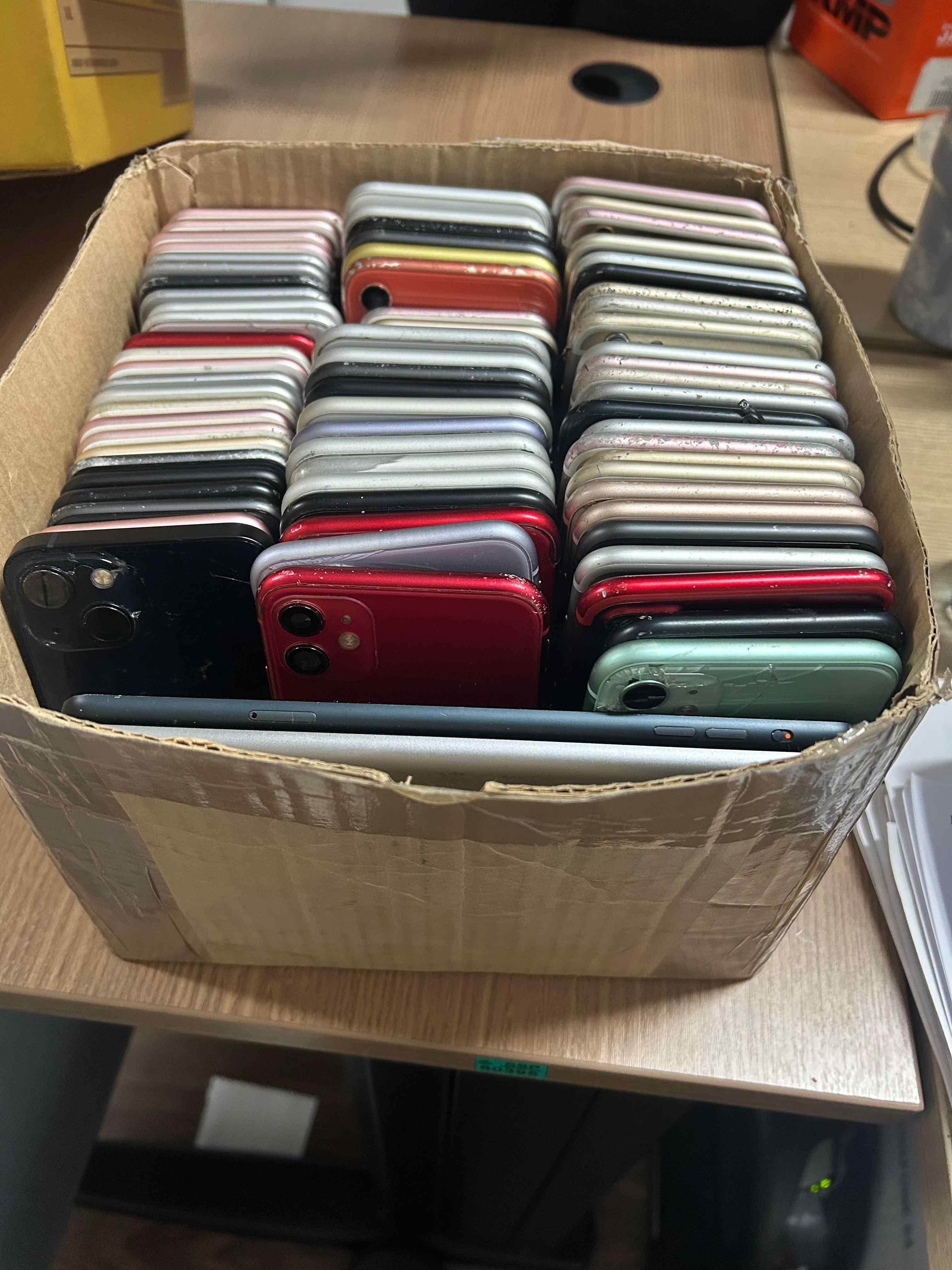 Donos de assistência técnica são presos com 224 celulares roubados no Jorge Teixeira