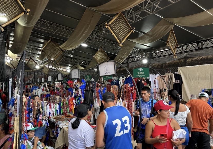 Cachaça indígena conquista visitantes na 5ª Feira de Artesanato em Parintins