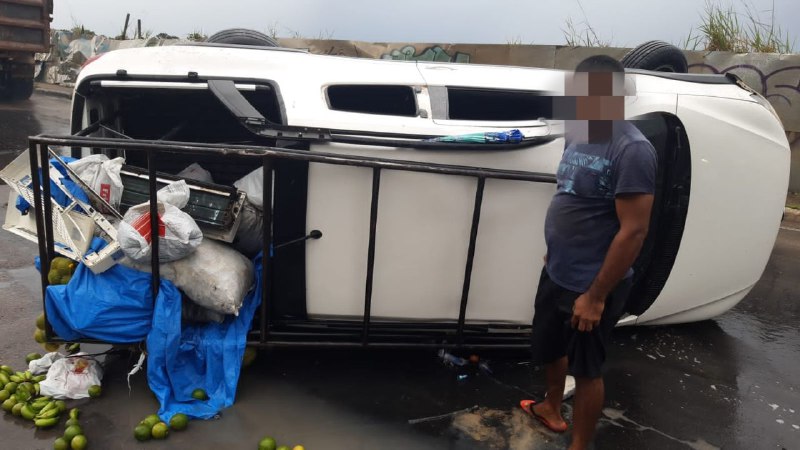 Carro capota em avenida durante forte chuva em Manaus; vídeo