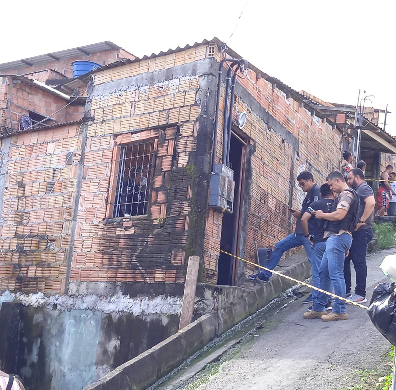 Jovem é assassinado com mais de 10 tiros dentro de casa em Manaus