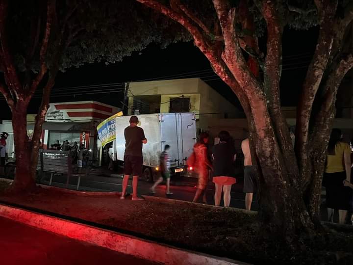 Caminhão bate em poste e deixa motorista e passageiro presos às ferragens no Amazonas