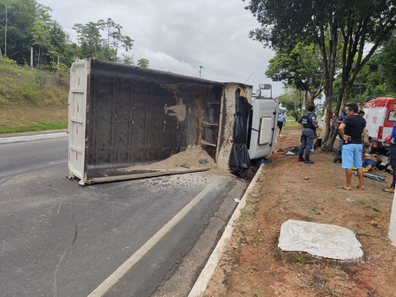 Caçamba tomba em avenida de Manaus e motorista fica ferido; vídeos