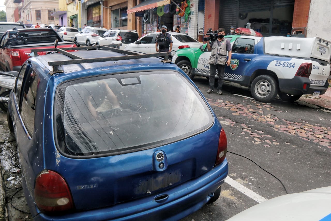 Mulher é encontrada morta dentro de carro no Centro de Manaus