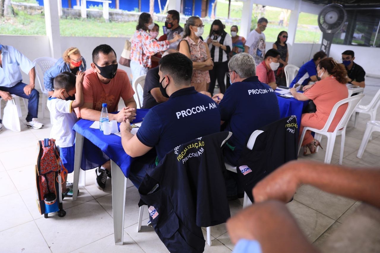 Morador diz que pagou quase R$ 12 mil de energia com novos medidores em Manaus