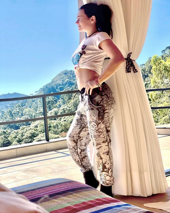 Aos 49, Alessandra Negrini impressiona em foto com barriga à mostra e sem m