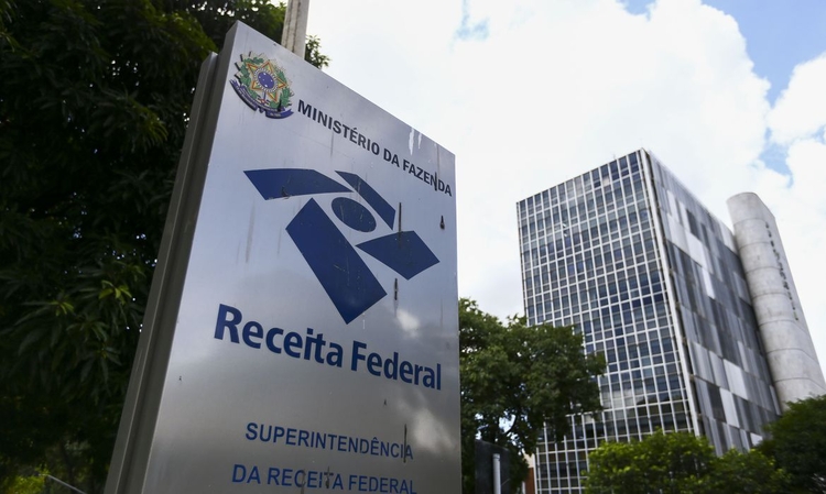 Receita recebe 438 mil declarações do IR no primeiro dia de entrega