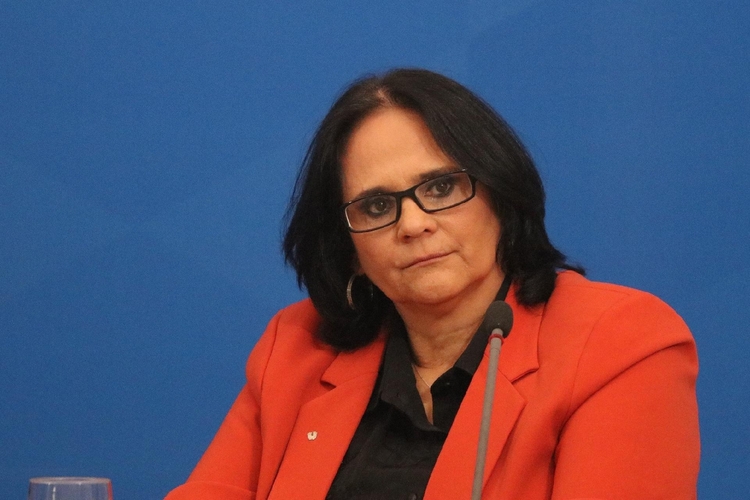 Ministra Damares Alves testa positivo para a covid-19