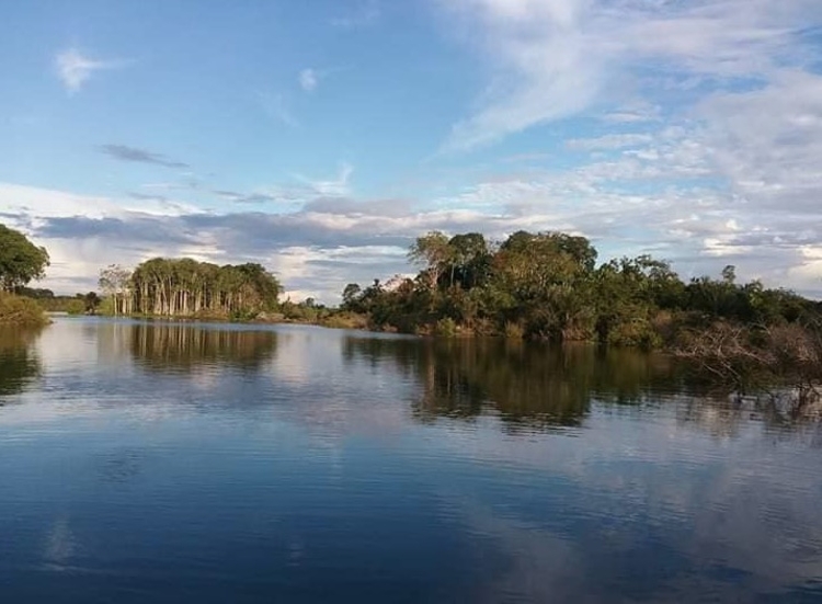 Mãe e filho de 8 anos morrem após barco naufragar no Amazonas