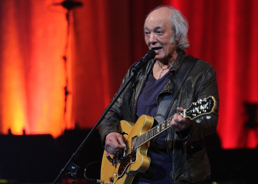 Erasmo Carlos recebe alta após ficar internado 1 semana com Covid-19