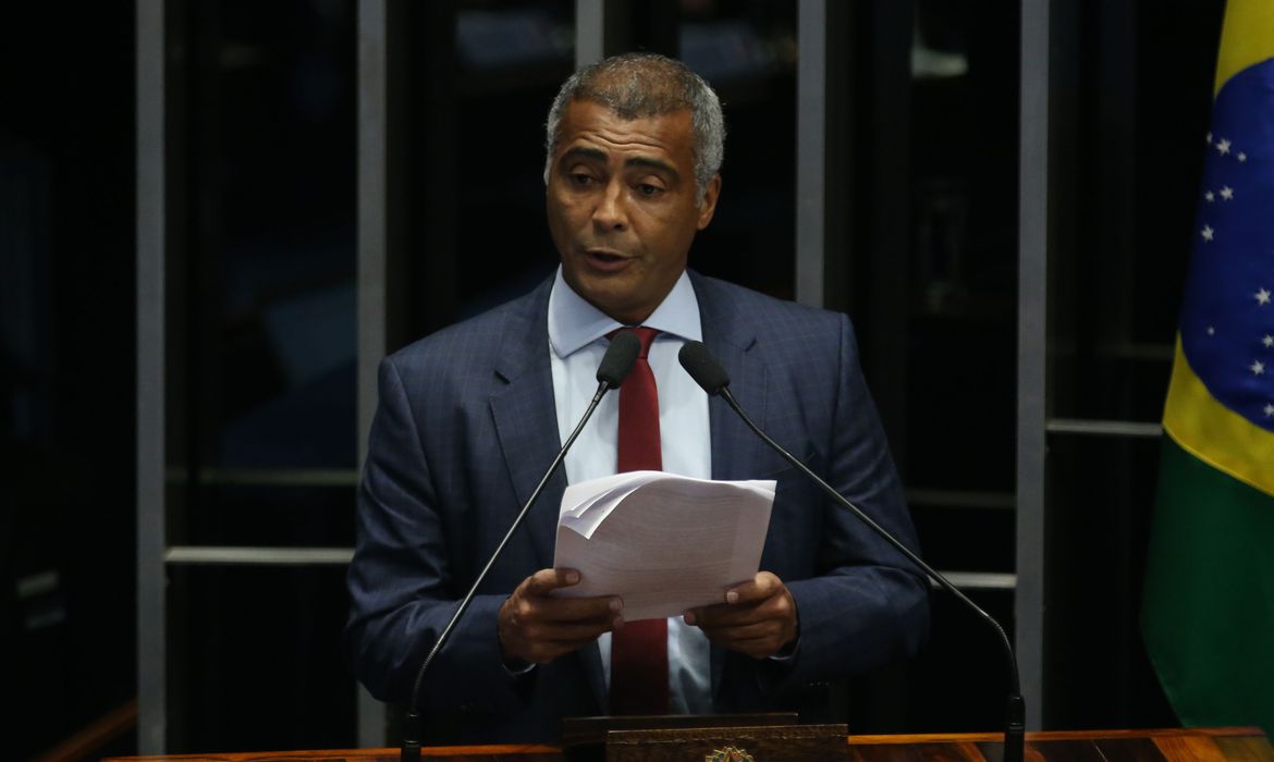 Senador Romário passa por cirurgia de emergência no Rio de Janeiro