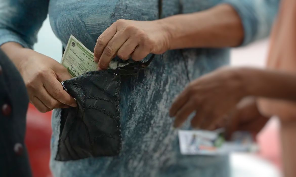 Mulher é presa ao ser flagrada fazendo boca de urna em Flores