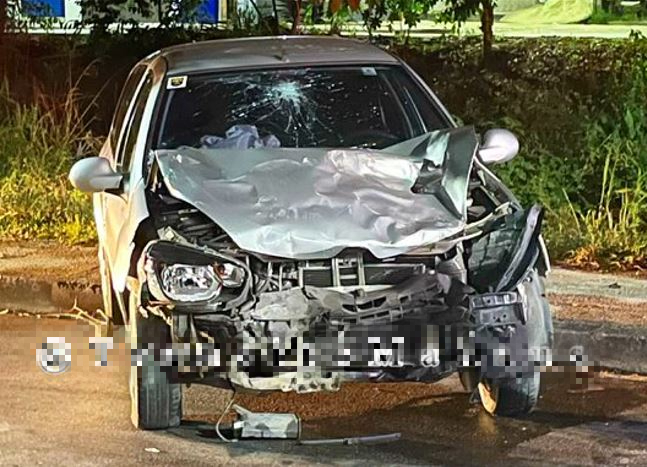 Carros são destroçados em acidente com ferido em Manaus