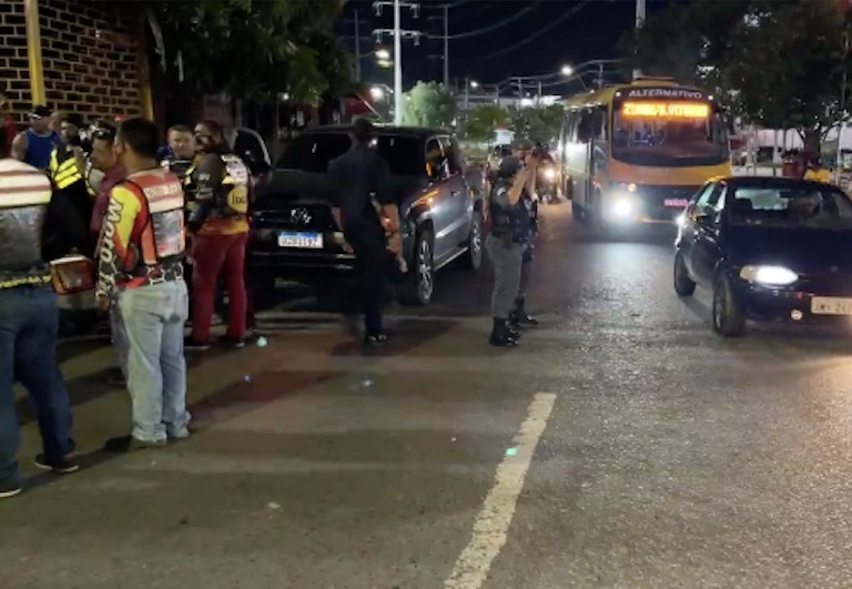Mototaxista fica gravemente ferido após portão cair em cima dele em Manaus