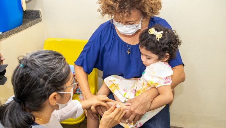 Mais de 400 bebês são vacinados contra Covid-19 em Manaus