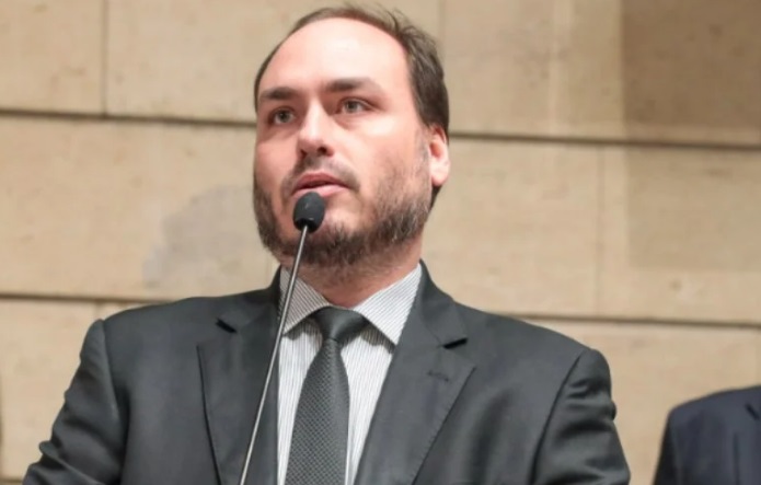 Carlos Bolsonaro debocha de decreto encontrado na casa de Anderson Torres