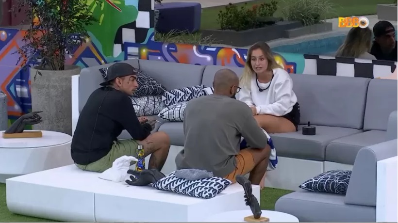 Ricardo e Bruna batem boca na área externa do BBB 23; vídeo