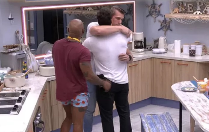 Gustavo abraça Cristian após votar em brother: 'Fica tranquilo, irmão'