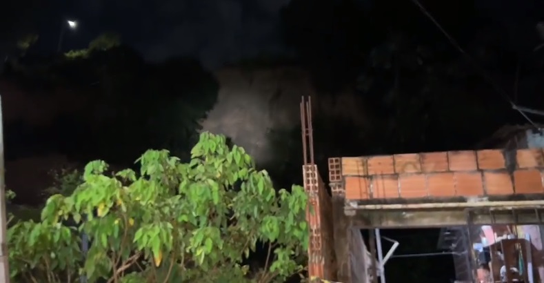 Casas são interditadas após novo deslizamento de terra em Manaus