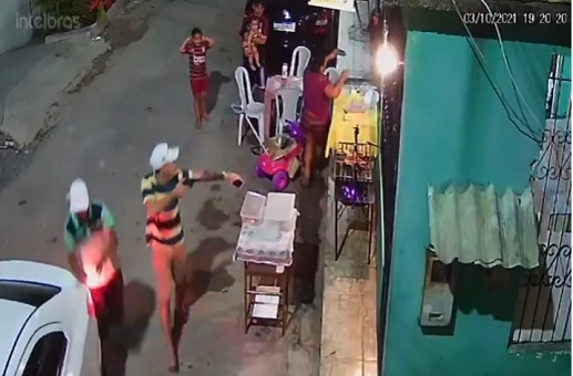 Criminosos assaltam clientes de banca de churrasco em Manaus; vídeo