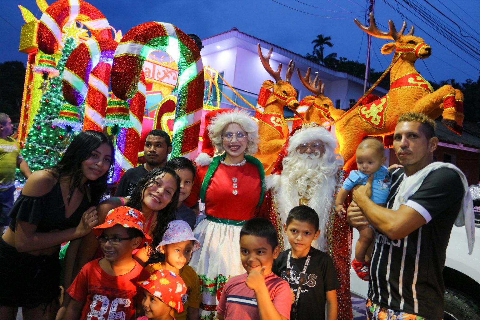Magia do Natal invade zona rural de Manaus com a 3ª Parada Natalina 