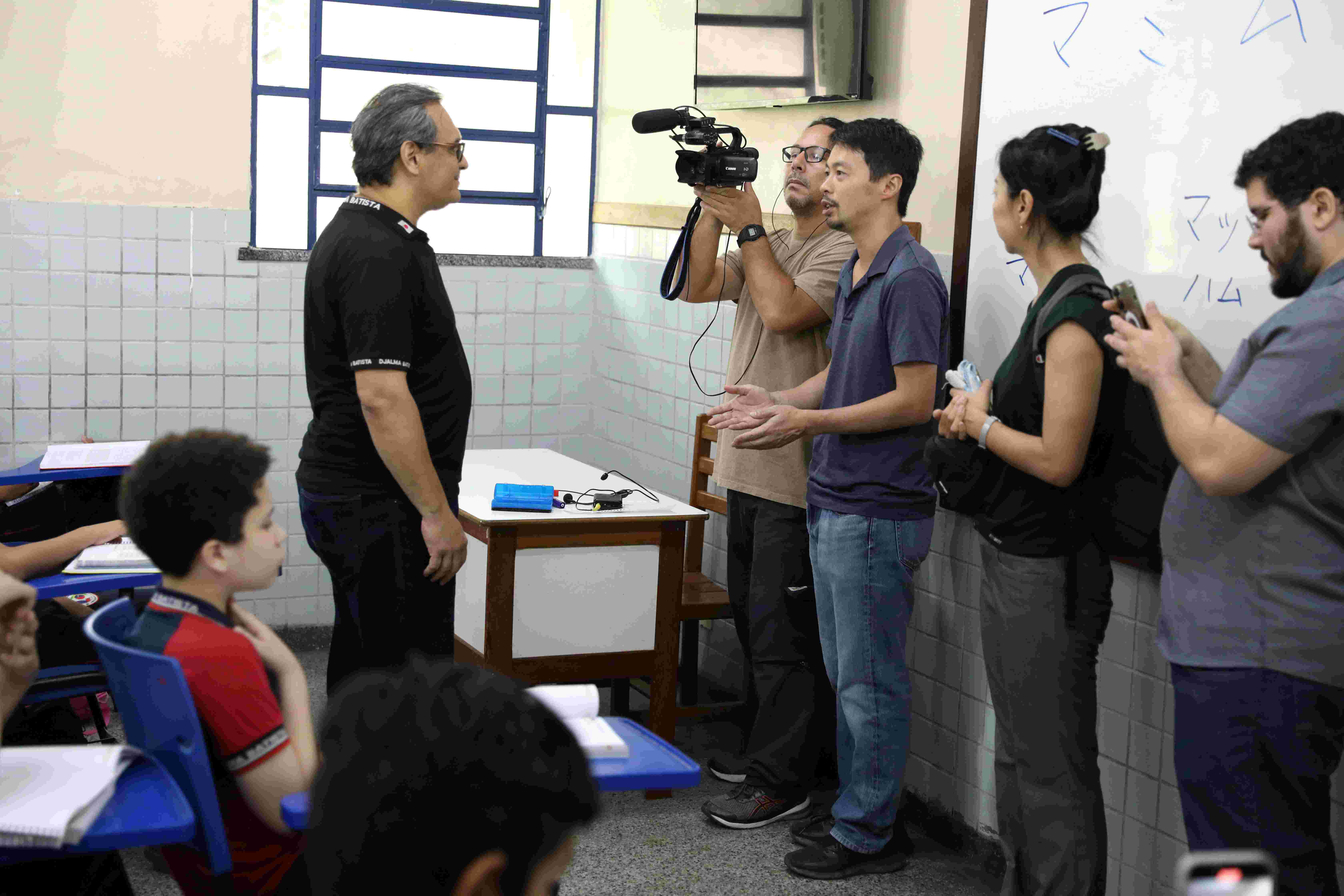 Equipe de TV Japonesa NHK produz reportagem sobre escola bilíngue de Manaus