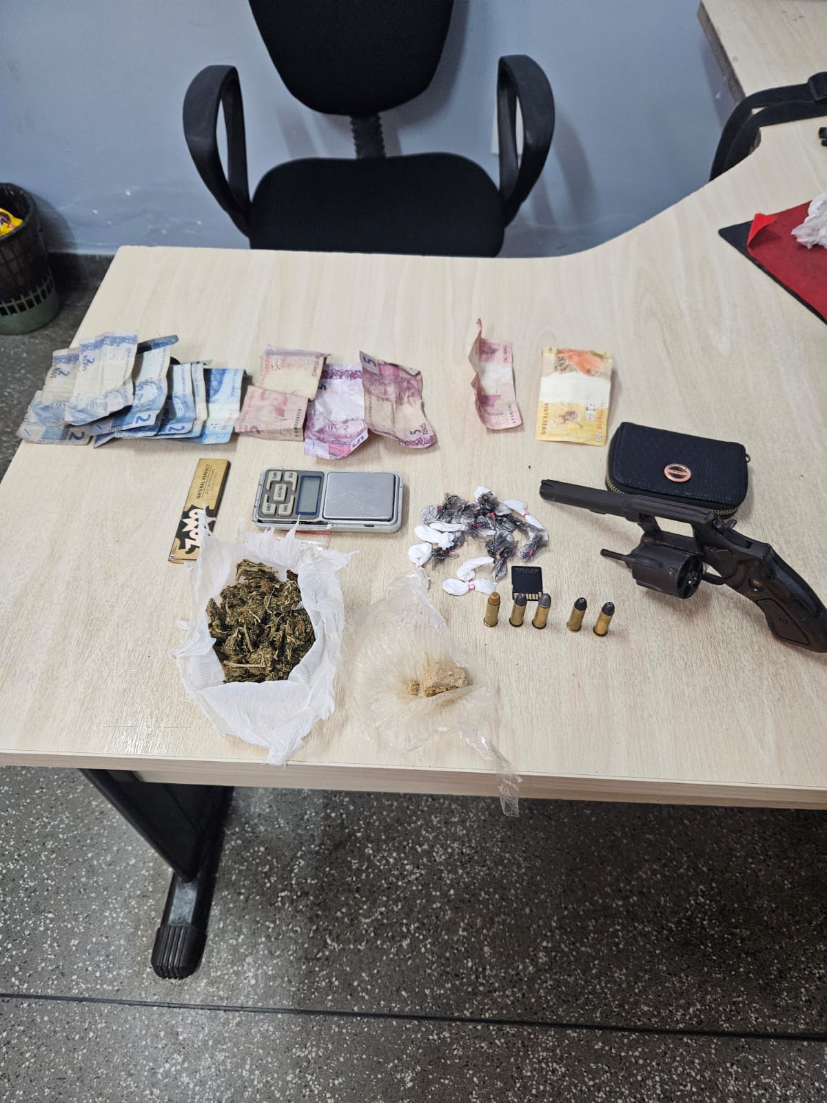 Homem é preso com drogas, arma, munições e dinheiro em Manaus
