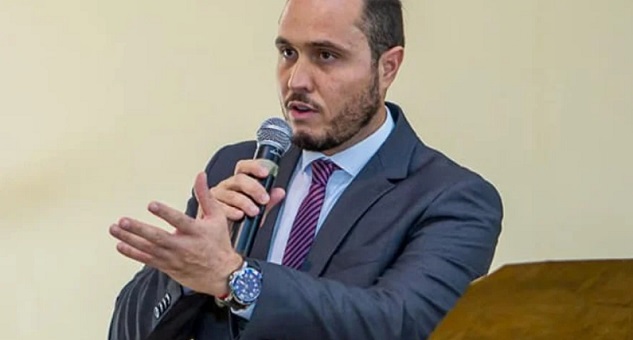 Criminosos tentam executar prefeito enquanto ele saía de casa