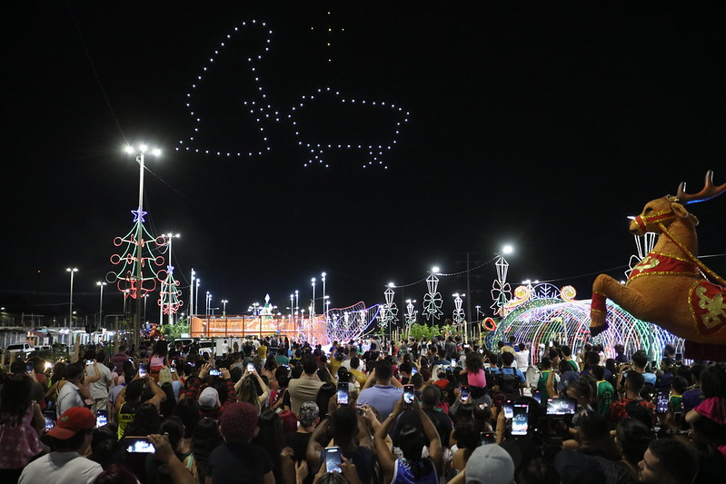 Carros alegóricos e show com drones encantam público no Natal em Manaus