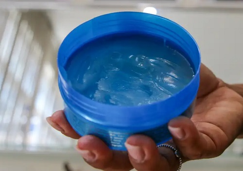 Anvisa cancela registro de mais de 1,2 mil pomadas de modelar cabelos