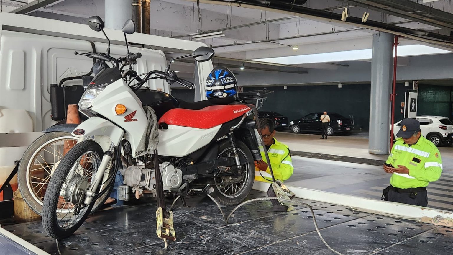 Carros e motos em vagas irregulares são apreendidos no aeroporto de Manaus