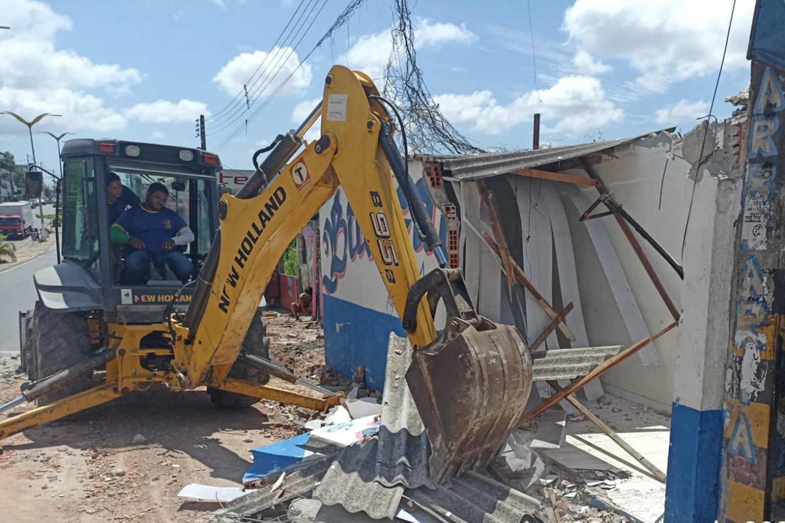 Boxes construídos irregularmente são demolidos no Santa Etelvina 