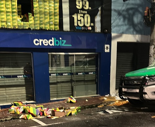 Vidraça de loja é quebrada e tênis são furtados no Centro de Manaus