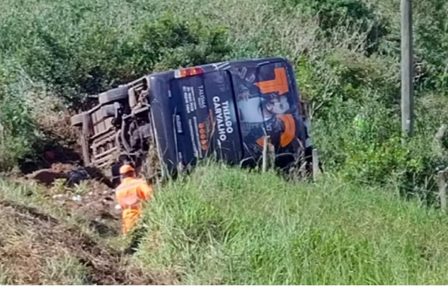 Ônibus de cantor sertanejo tomba e deixa 5 pessoas feridas em Minas Gerais