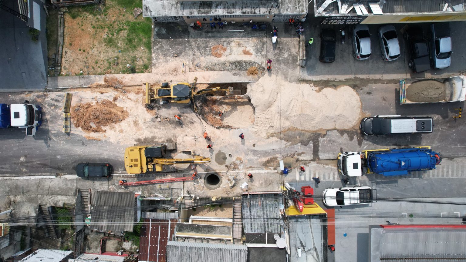 Rua é interditada após cratera de 7 metros abrir na Praça 14