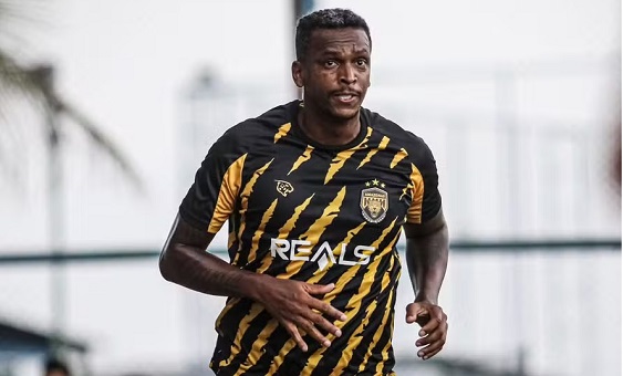 Jô, do Amazonas FC, nega prisão por dívida de pensão: 'correção de ajuste'