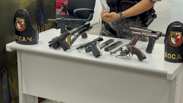 Homem é preso ao passear com metralhadoras dentro de mochila na Redenção