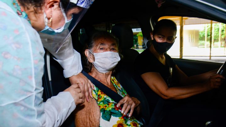 Postos de vacinação abrem neste domingo para grupo prioritário em Manaus